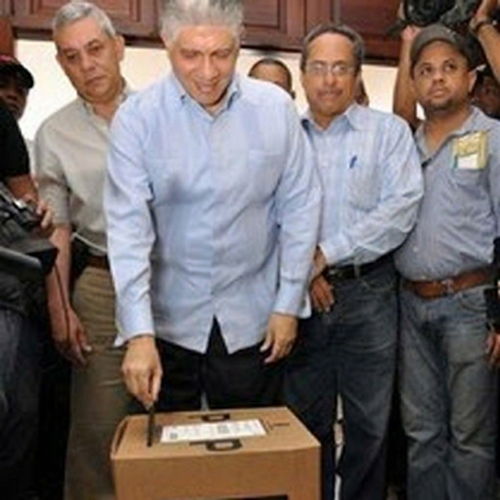 Eduardo Estrella ejerciendo su derecho al voto